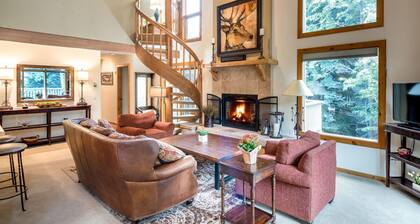 Luxurious Townhome Steps from Warm Springs with Private Hot Tub, and Firepit