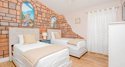 Upscale 4 Bedroom Pool-Home with Game Room Near Disney!