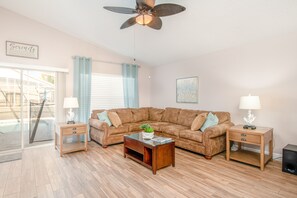 Älytelevisio, takka, DVD-soitin, stereot