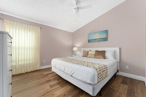 4 makuuhuonetta, silitysrauta/-lauta, ilmainen Wi-Fi, vuodevaatteet