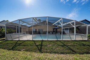 Outdoor dining - "Family-Friendly 4BR Villa with private Pool & Game Room Near Disney" (Davenport)