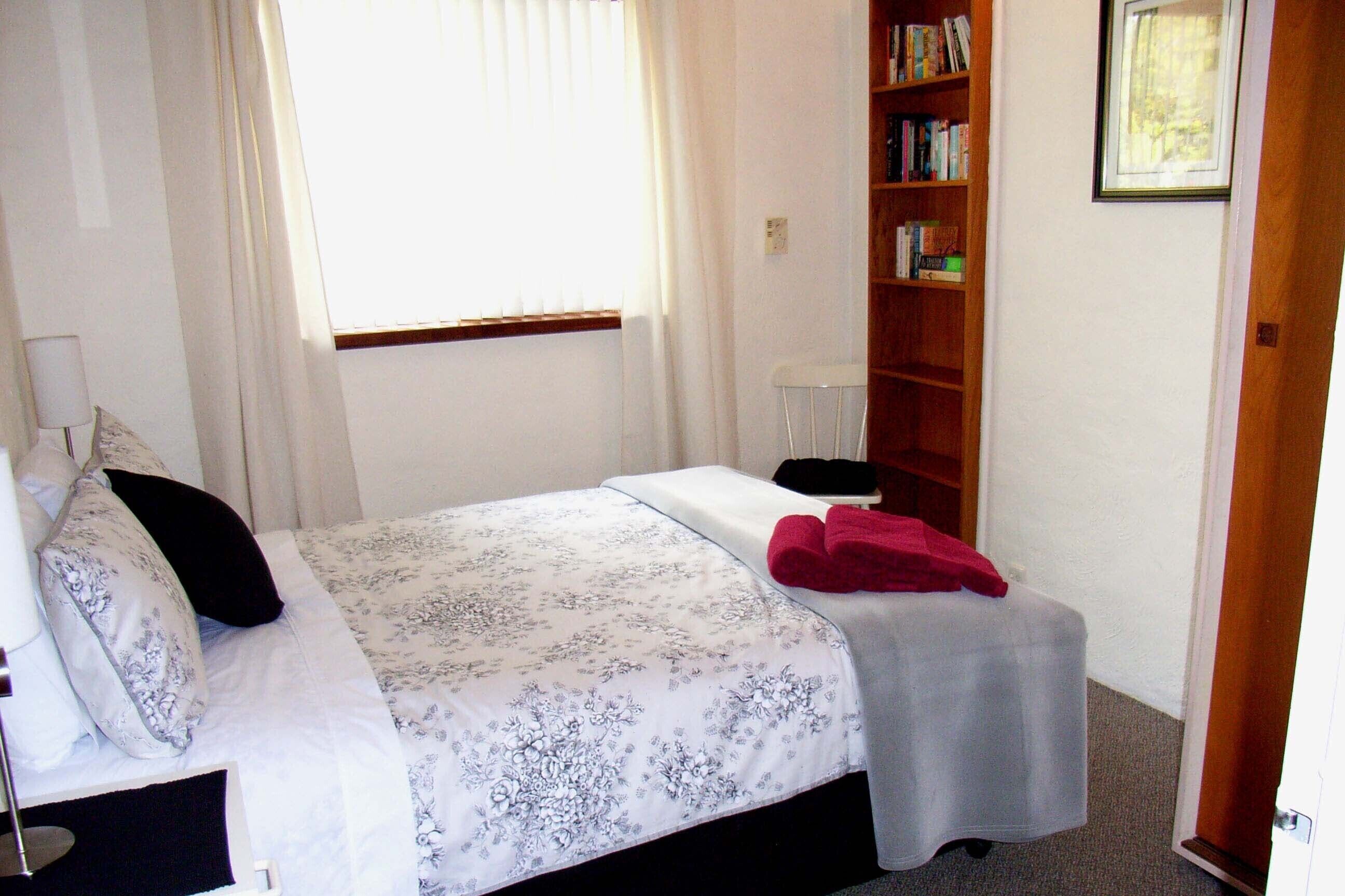 Quality 2 bedroom first floor apartment next  to UWA with free Wi-Fi