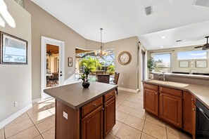 Interior - Villa Portofino - 4/2.5 Electric Heated Pool/Spa on Gulf Access, Tiki Hut, Close to the Cape Harbour (Cape Coral)