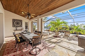 Outdoor dining - Villa Portofino - 4/2.5 Electric Heated Pool/Spa on Gulf Access, Tiki Hut, Close to the Cape Harbour (Cape Coral)