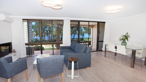 Living area - 2 Bedroom Apartment with pool and reverse Air conditioning (Mooloolaba)