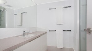 Shower, hair dryer, towels - 2 Bedroom Apartment with pool and reverse Air conditioning (Mooloolaba)