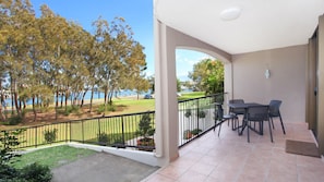 Outdoor dining - 2 Bedroom Apartment with pool and reverse Air conditioning (Mooloolaba)