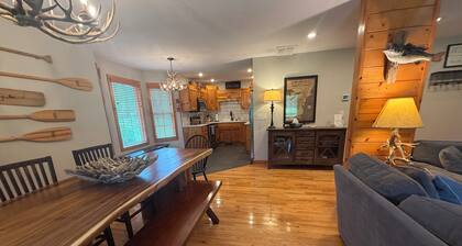 Riverfront Mountain Cabin with 2000’ of Trout River Fishing and Mountain Views