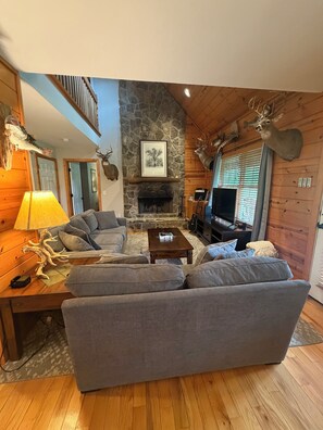 Smart-TV, Kamin, DVD-Player, Bücher