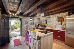 Frigorifero, microonde, forno, piano cottura