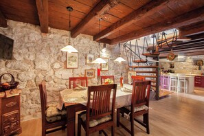 Dining - 19th CENTURY STONE ART HOUSE in NATURE PARK (Makarska)