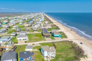 Plage à proximité, chaises longues, serviettes de plage