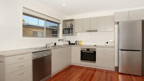 Fridge, microwave, oven, stovetop - Oloway 40 - Two Bedroom Budget Home, Pet Friendly on Request* (Alexandra Headland)