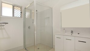 Douche, sèche-cheveux, serviettes fournies