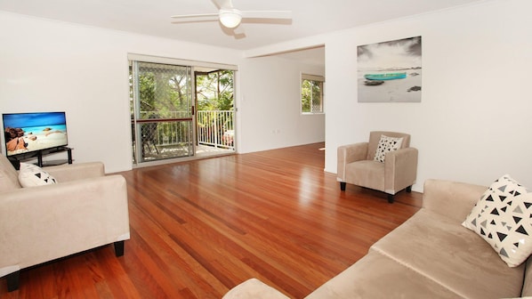 Living area - Oloway 40 - Two Bedroom Budget Home, Pet Friendly on Request* (Alexandra Headland)