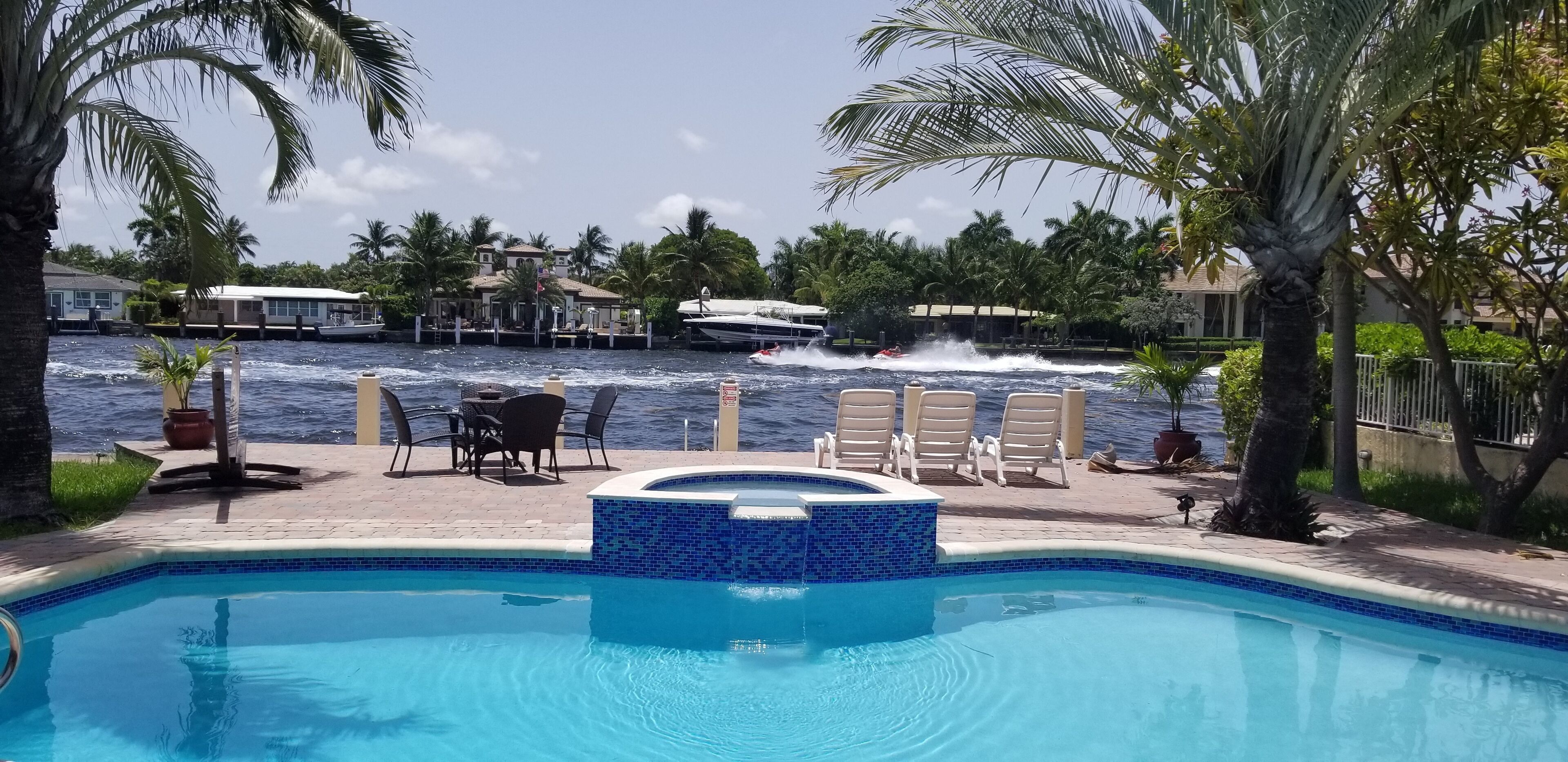 Een buitenzwembad, een verwarmd zwembad