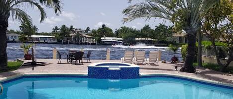 Een buitenzwembad, een verwarmd zwembad