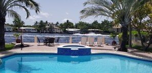 Een buitenzwembad en een verwarmd zwembad