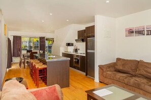 TV - 2 level self contained apartment close to the poolat AquaSoleil. (Brophys Beach)