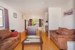 TV - 2 level self contained apartment close to the poolat AquaSoleil. (Brophys Beach)