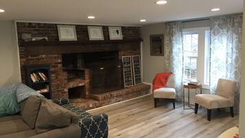 Smart-tv, een open haard en boeken