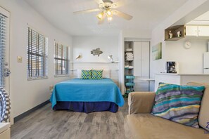 Una scrivania, ferro/asse da stiro, Wi-Fi, lenzuola