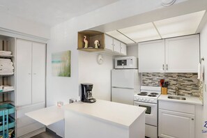 Frigorifero, microonde, piano cottura, macchina per tè/caffè