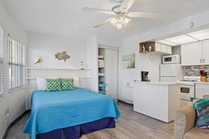 Desk, iron/ironing board, WiFi, bed sheets