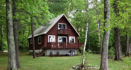 Chalet au bord de l'eau avec plage privée dans les Montagnes Blanches du New Hampshire.