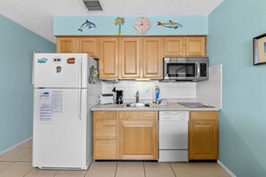 Køleskab, mikrobølgeovn, kogeplade, kaffe-/temaskine