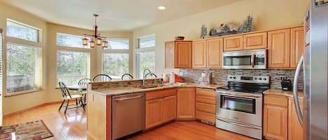 Jääkaappi, mikroaaltouuni, uuni, liesi