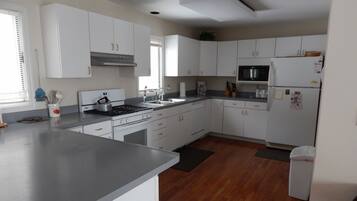 Frigorífic, microones, forn i placa de cuina