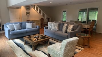 Smart-tv, pejs, dvd-afspiller, stereoanlæg