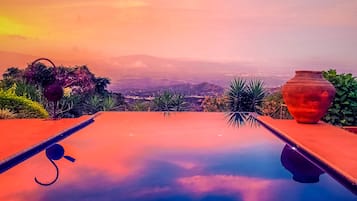 Una piscina al aire libre, una piscina climatizada