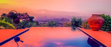 Una piscina al aire libre, una piscina climatizada