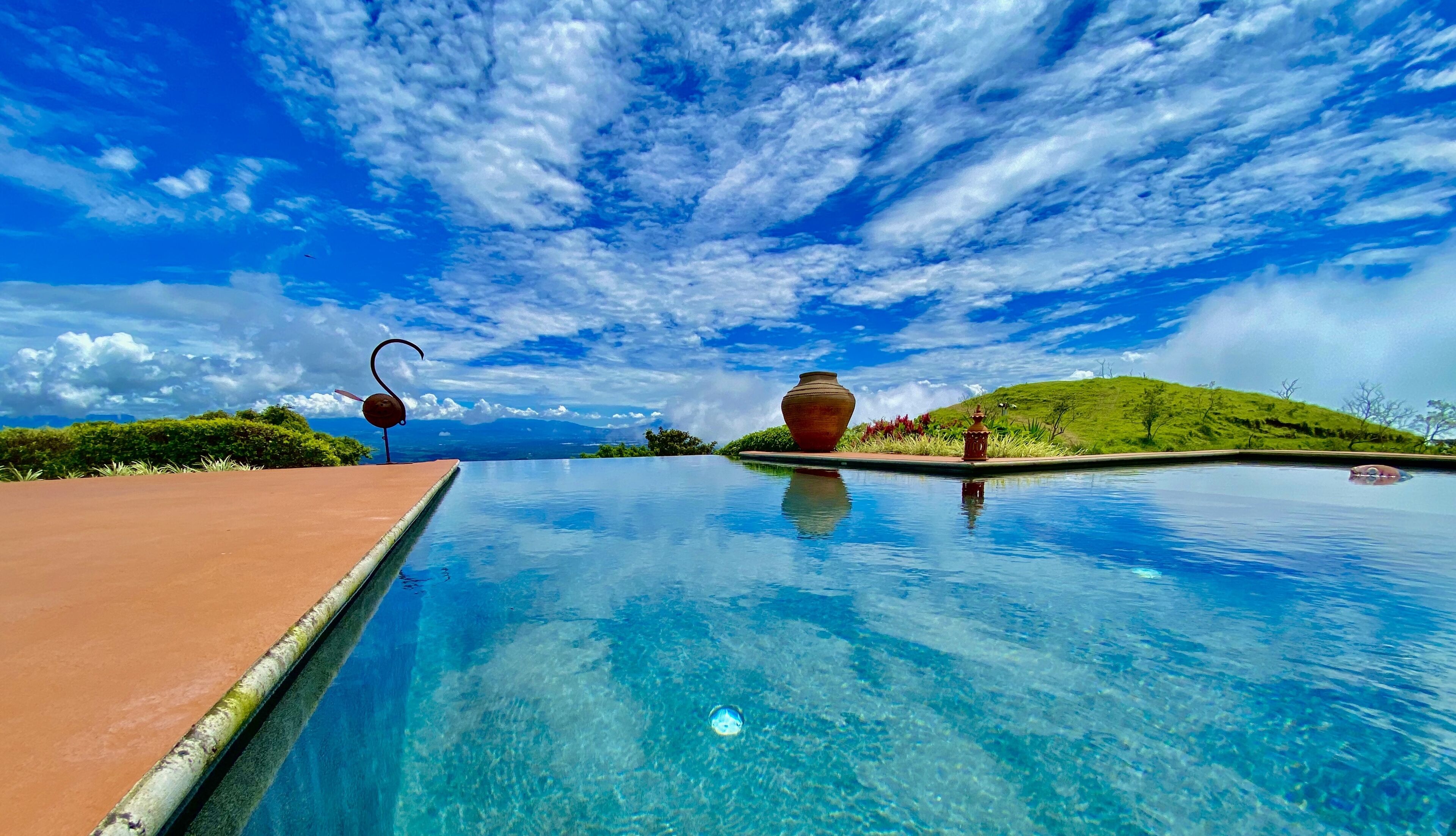 Alberca al aire libre y alberca climatizada