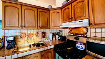 Een koelkast, een microgolfoven, een oven, een kookplaat