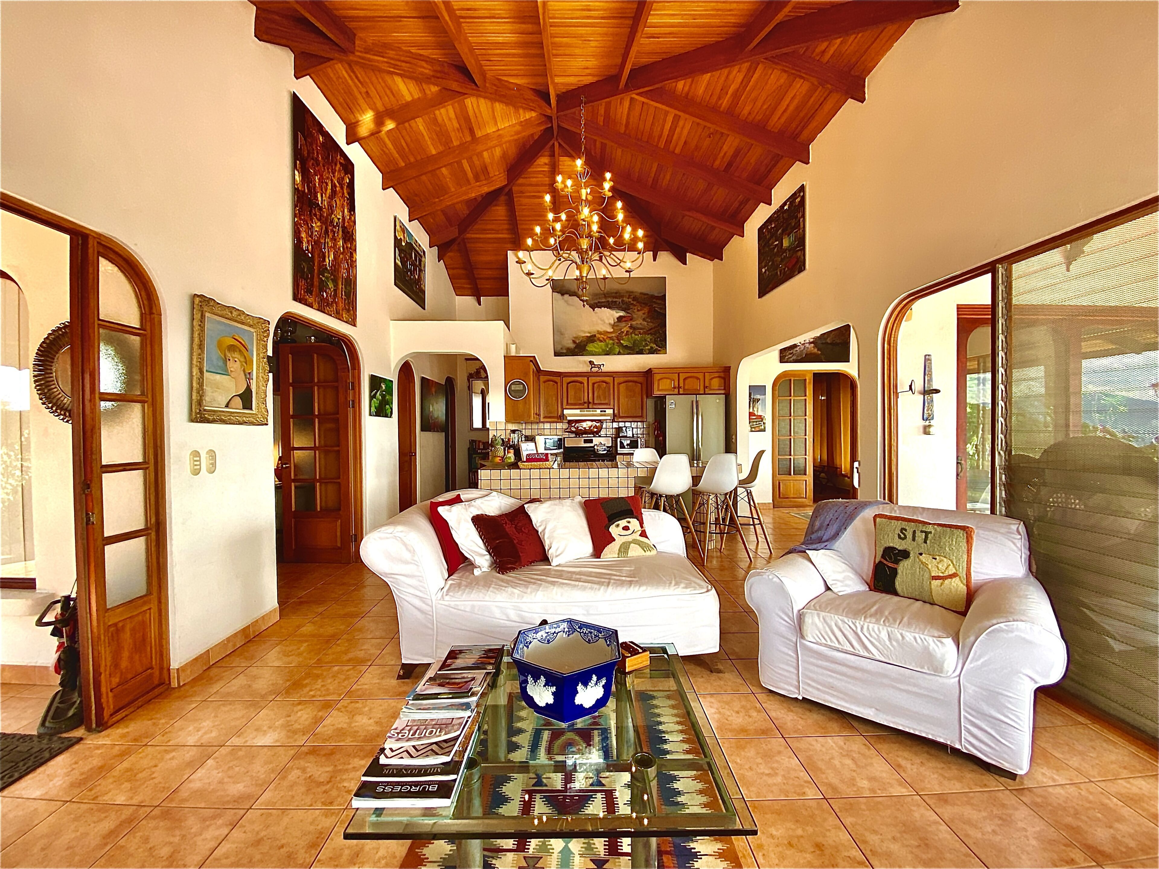 Smart TV, libros, monitor de computadora y impresora 