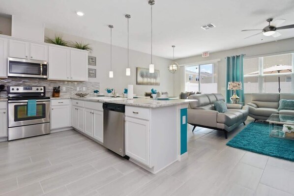 Réfrigérateur, micro-ondes, four, plaque de cuisson