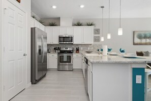 Kjøleskap, mikrobølgeovn, ovn og kokeplater