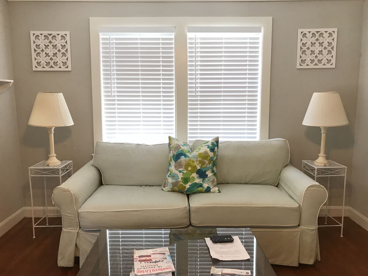 Vintage House Near Downtown & Beaches-Relax by the Fire Pit in Old Florida Vibes