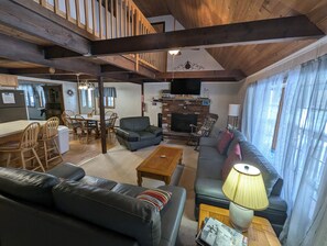 Smart TV, fireplace, video-game console, DVD player - 5 Bedrooms, Wraparound Deck, Pool Table, Boats, Foosball, Family Retreat (Pocono Lake)