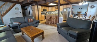 Amplio Lakefront Cottage, mesa de billar, barcos, sala de juegos, WiFi gratuito