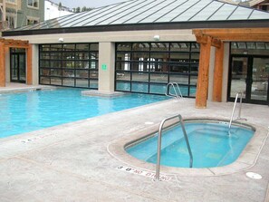 Piscina interna, piscina aquecida