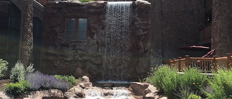 المنطقة المحيطة بالمنشأة