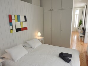 2 chambres, coffres-forts dans les chambres, fer et planche à repasser