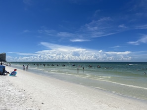 Plage à proximité, chaises longues, serviettes de plage