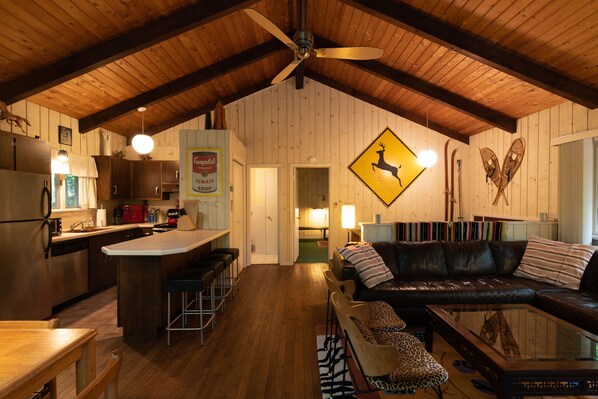 Smart TV, fireplace, DVD player, stereo