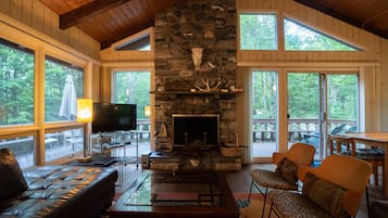 Smart TV, fireplace, DVD player, stereo