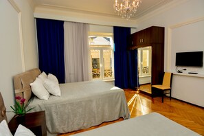 3 bedrooms, Internet, bed sheets - Gio Apartment in the heart of Tbilisi (Tbilisi)